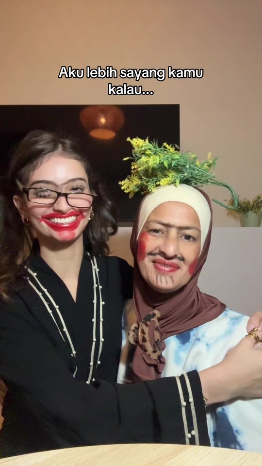 Video cover: Aisha with a friend, with an Indonesian caption across the frame.
